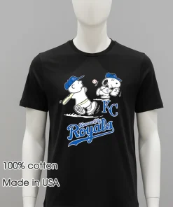Peanuts Charlie brown and Snoopy playing baseball Kansas city royals shirt